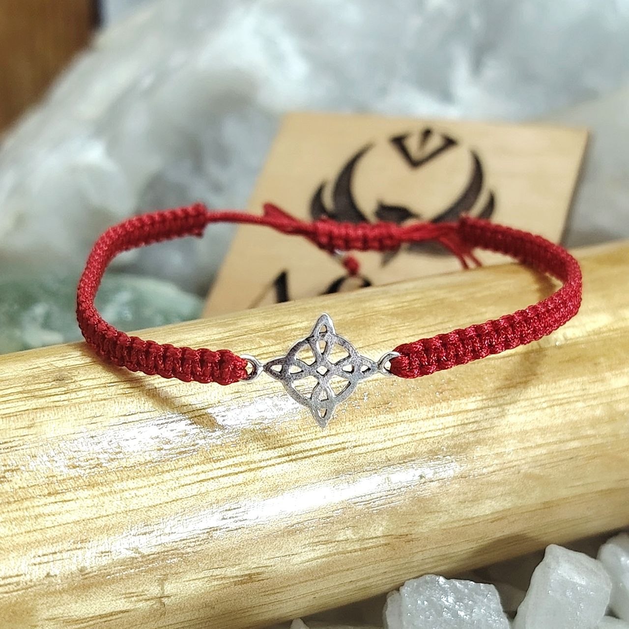Pulsera de protección hilo rojo conector nudo de bruja