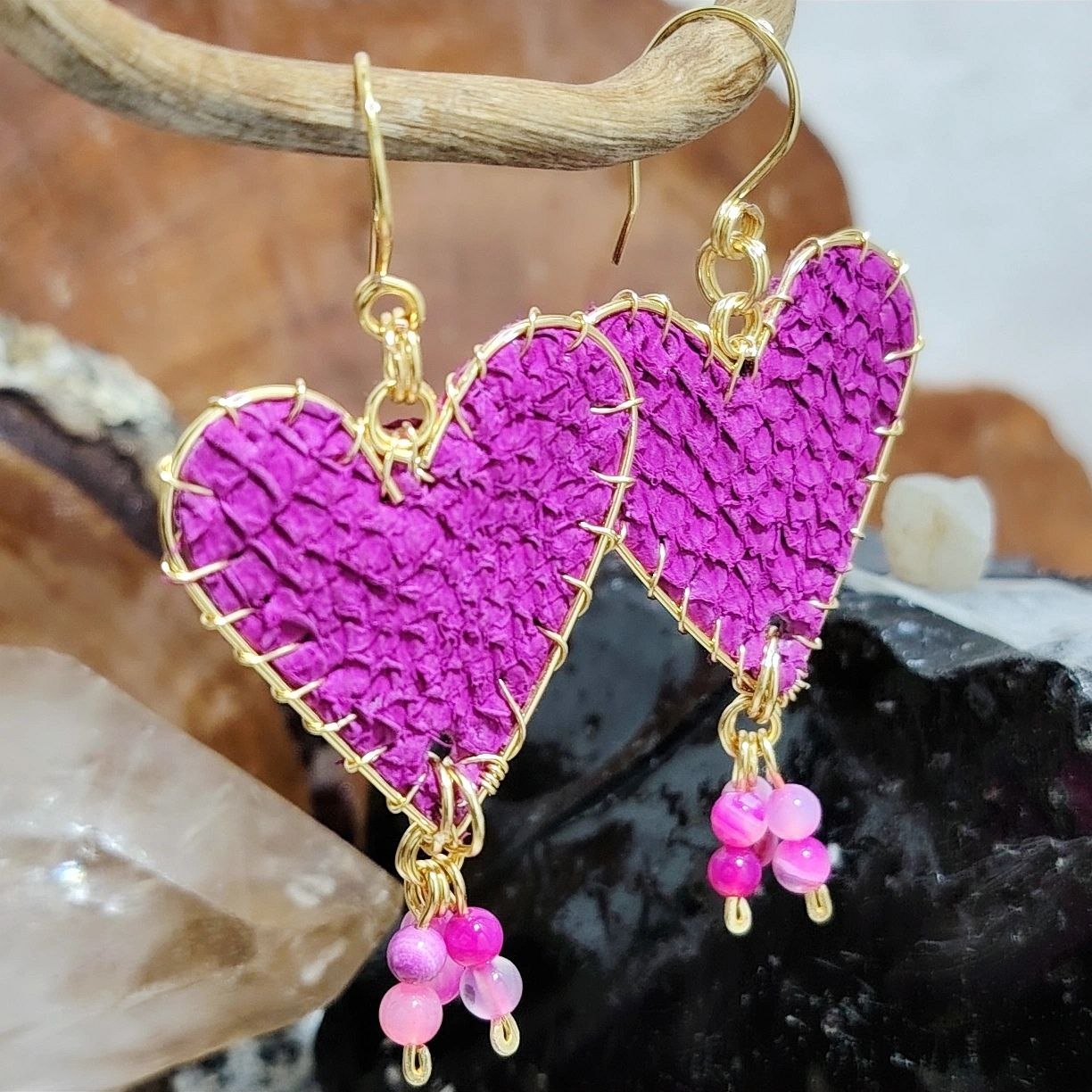 Aros largos corazón fucsia de cuero de salmón bañado en oro