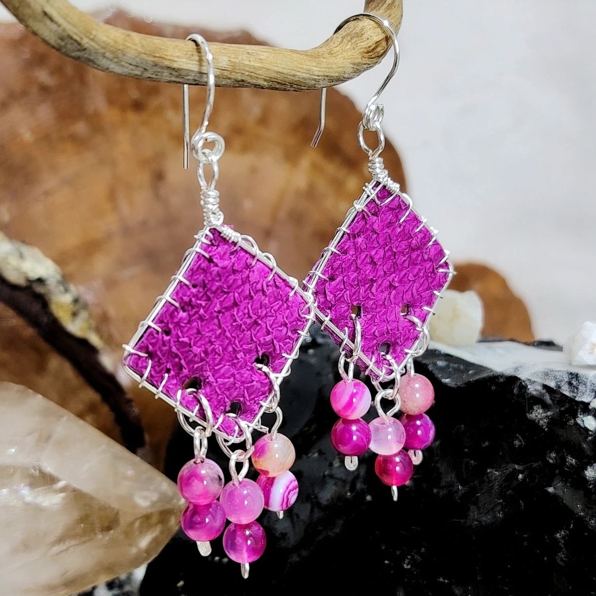 Aros largos rombo color fucsia  de cuero de salmón bañado en plata