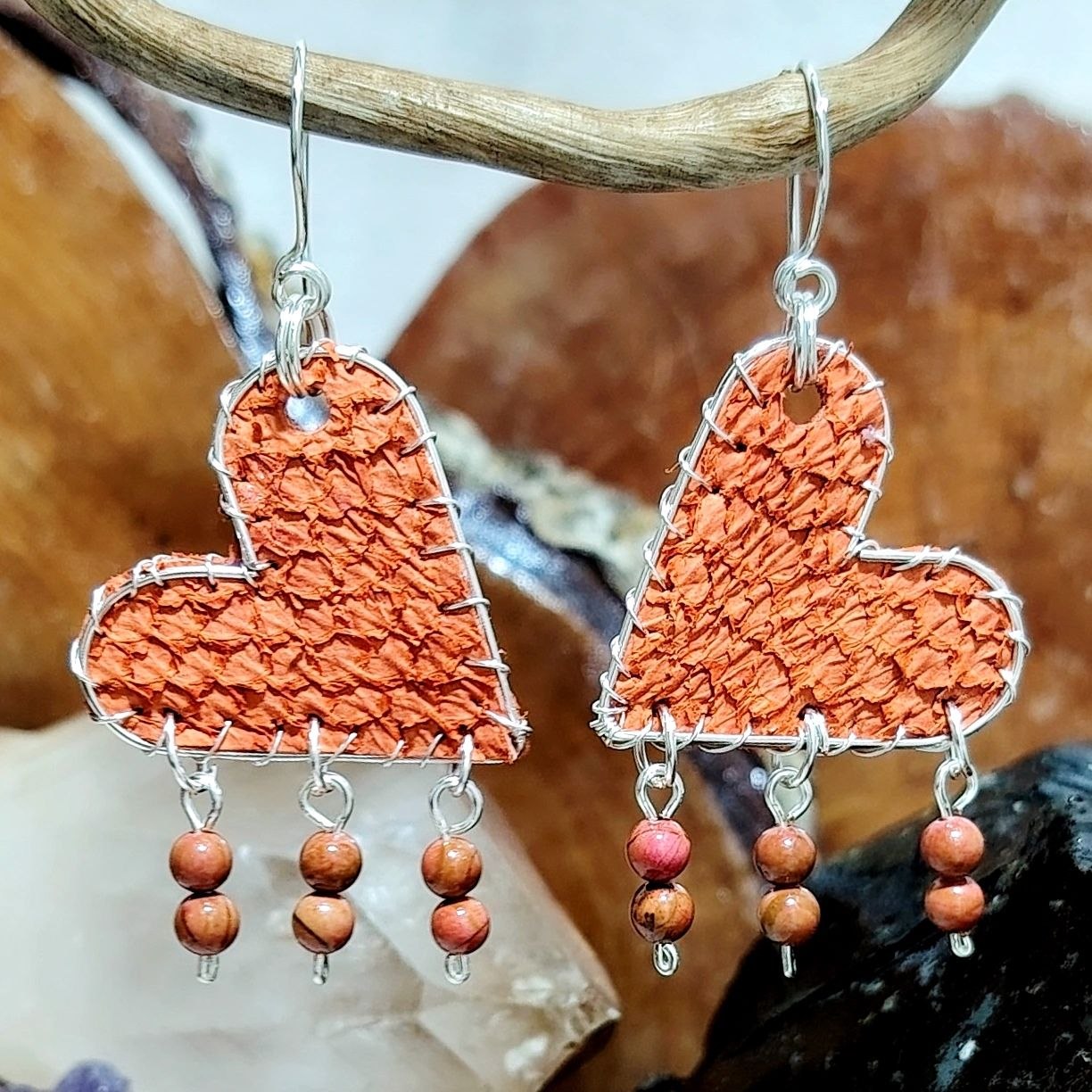 Aros largos corazones naranjas de cuero de salmón bañado en plata