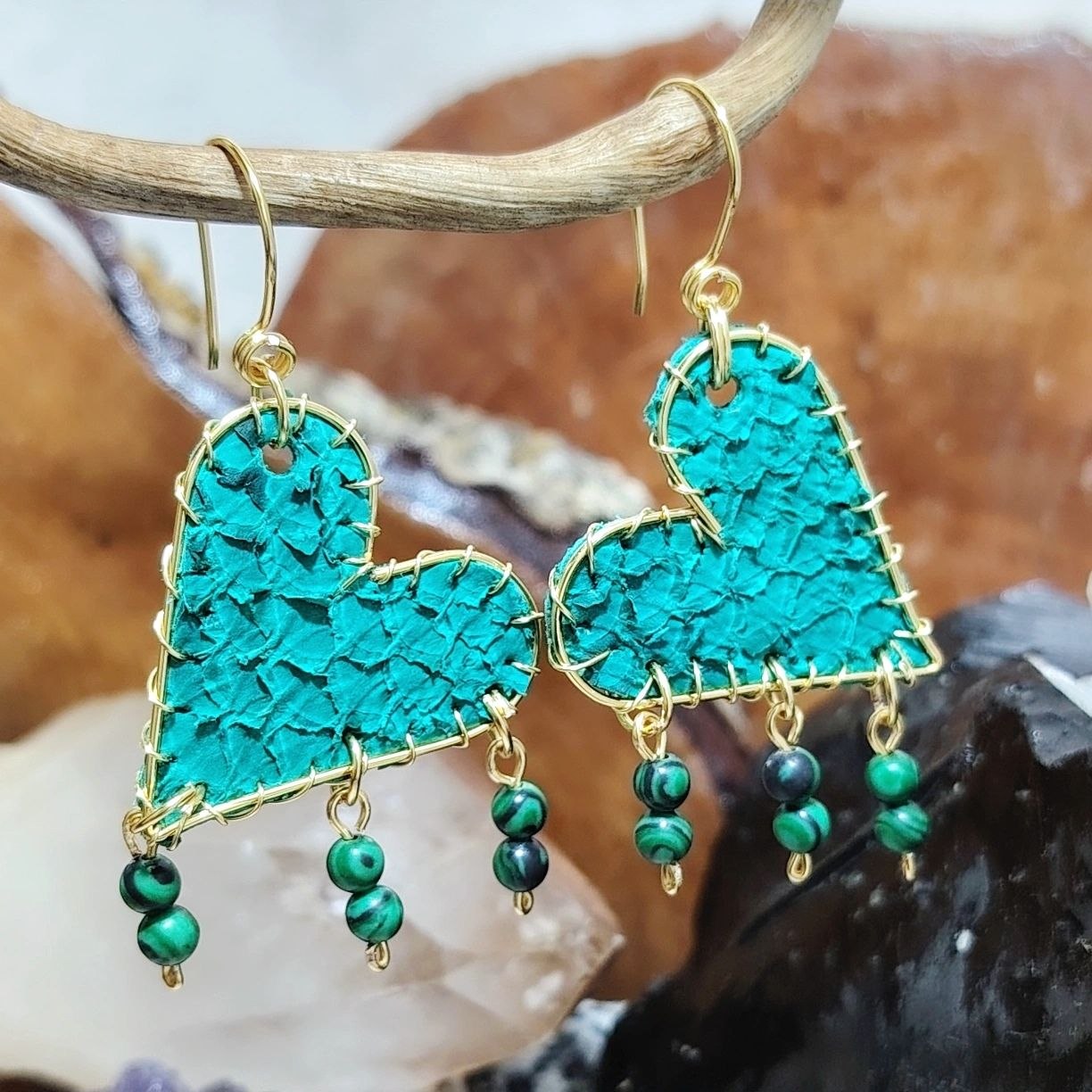 Aros largos corazones verde agua de cuero de salmón bañado en oro