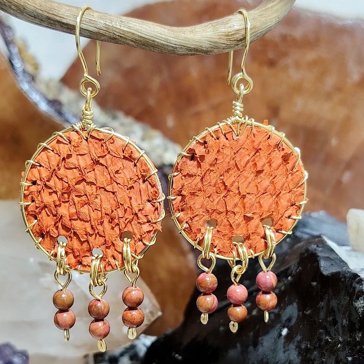 Aros largos circulares naranjos de cuero de salmón bañado en oro