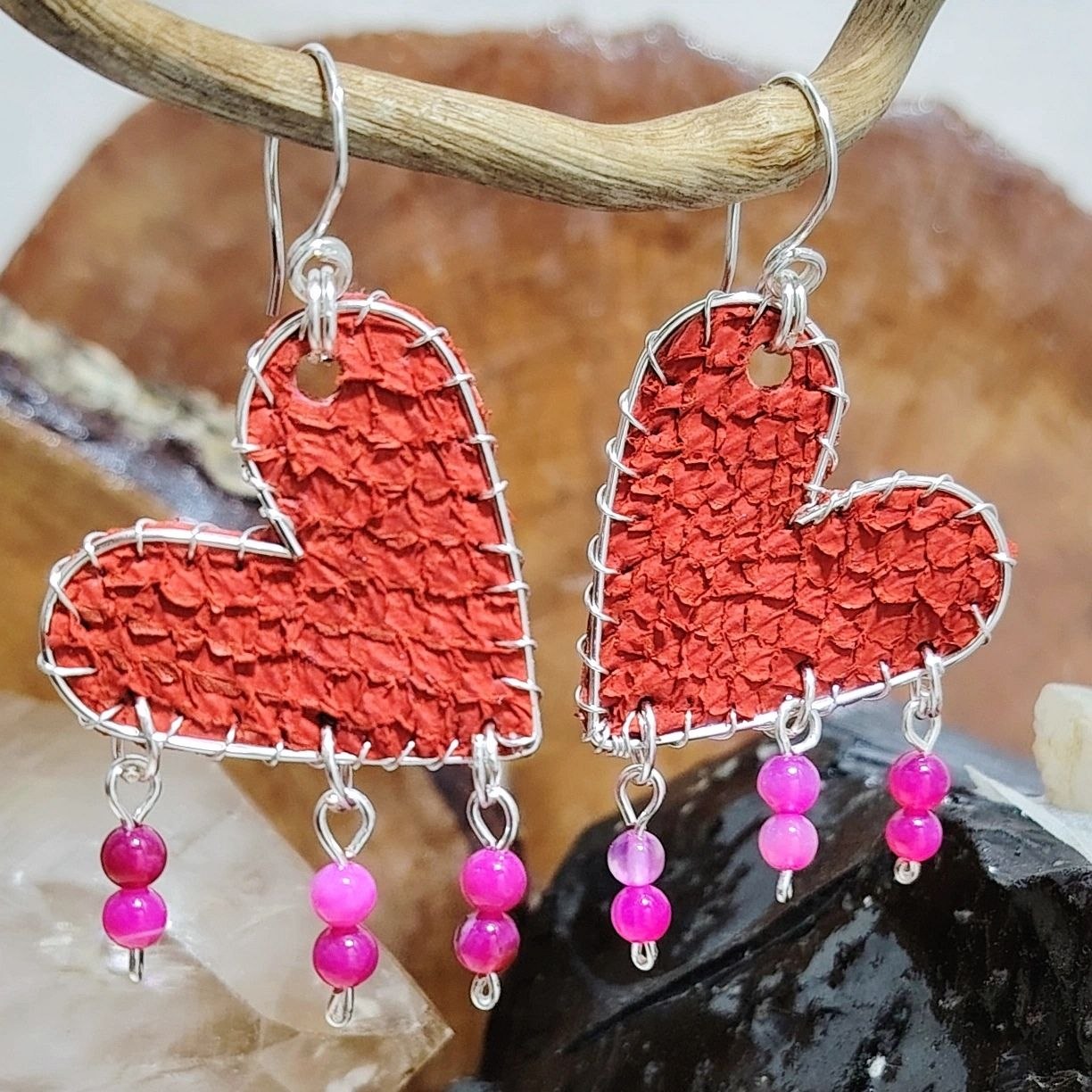 Aros largos de corazones naranjo intenso de cuero de salmón con baño de plata