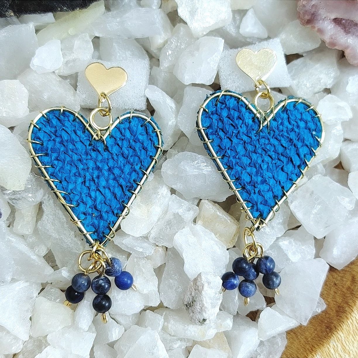 Aros largos corazones calipso intenso de cuero de salmón bañado en oro
