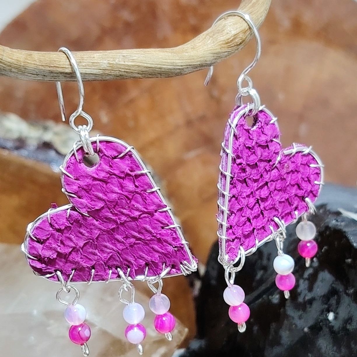 Aros largos corazones fucsia de cuero de salmón con baño de plata