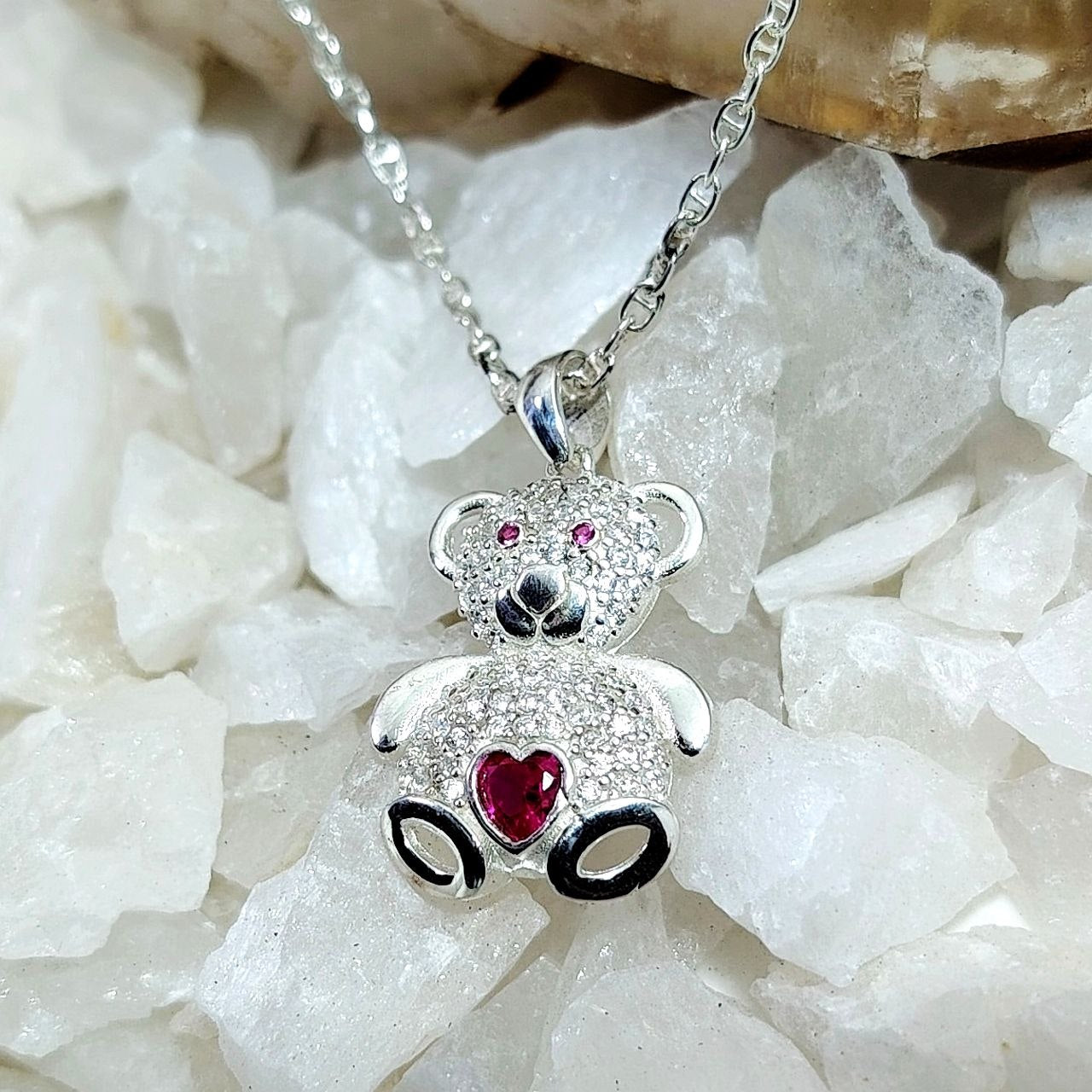 Collar dije de oso incrustado con micro circones traslucidos corazón de cristal fucsia