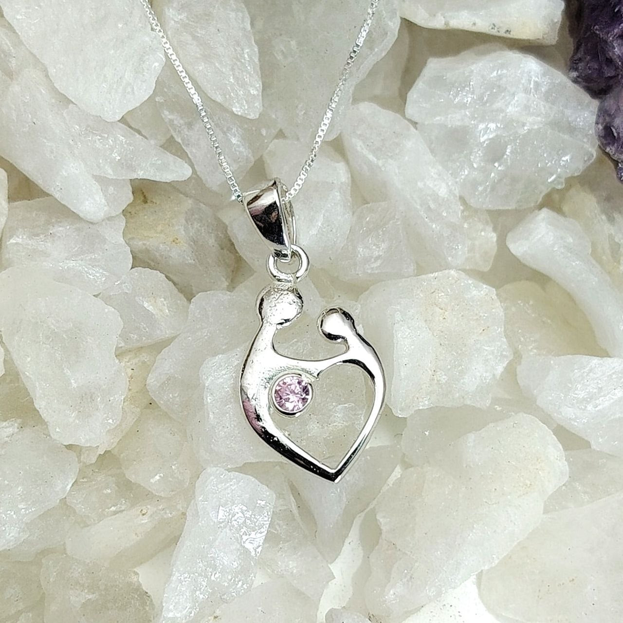 Collar con dije mamá e hijo en forma de corazón