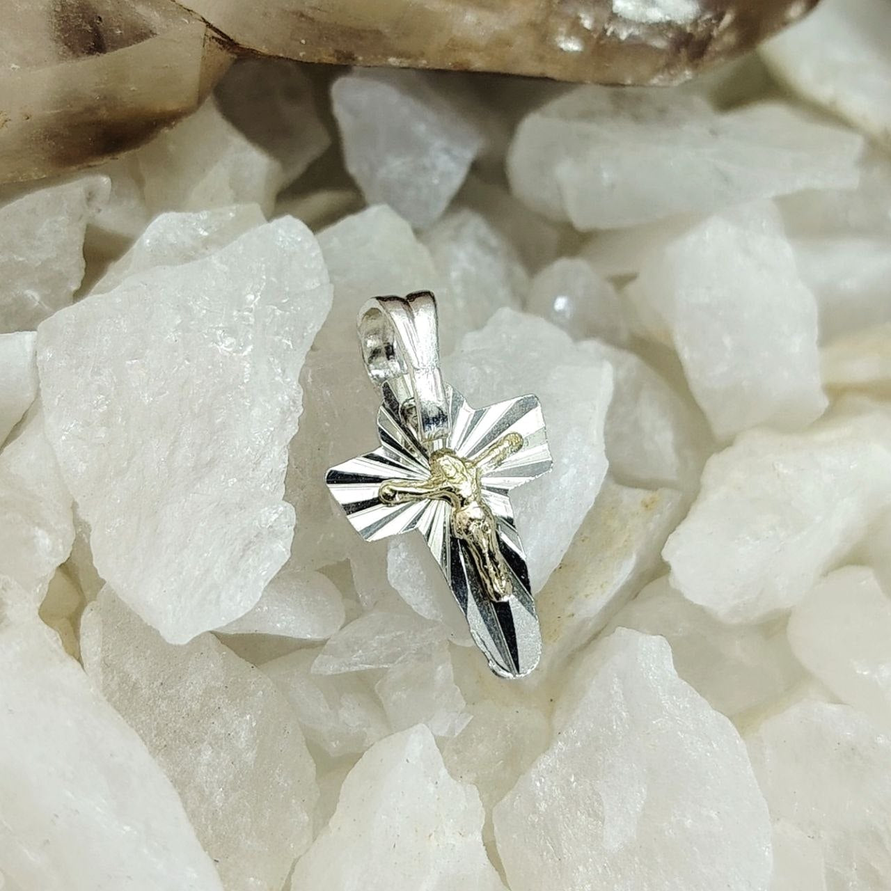 Dije crucifijo laminado con oro pequeño