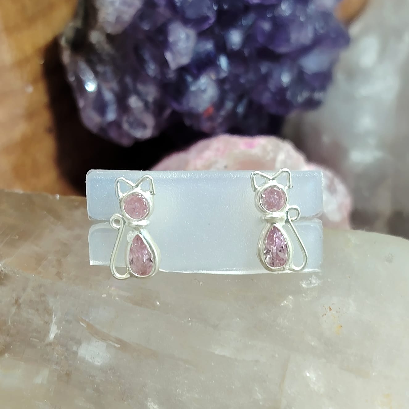 Aros atornillados Gatitos con cristal rosado.