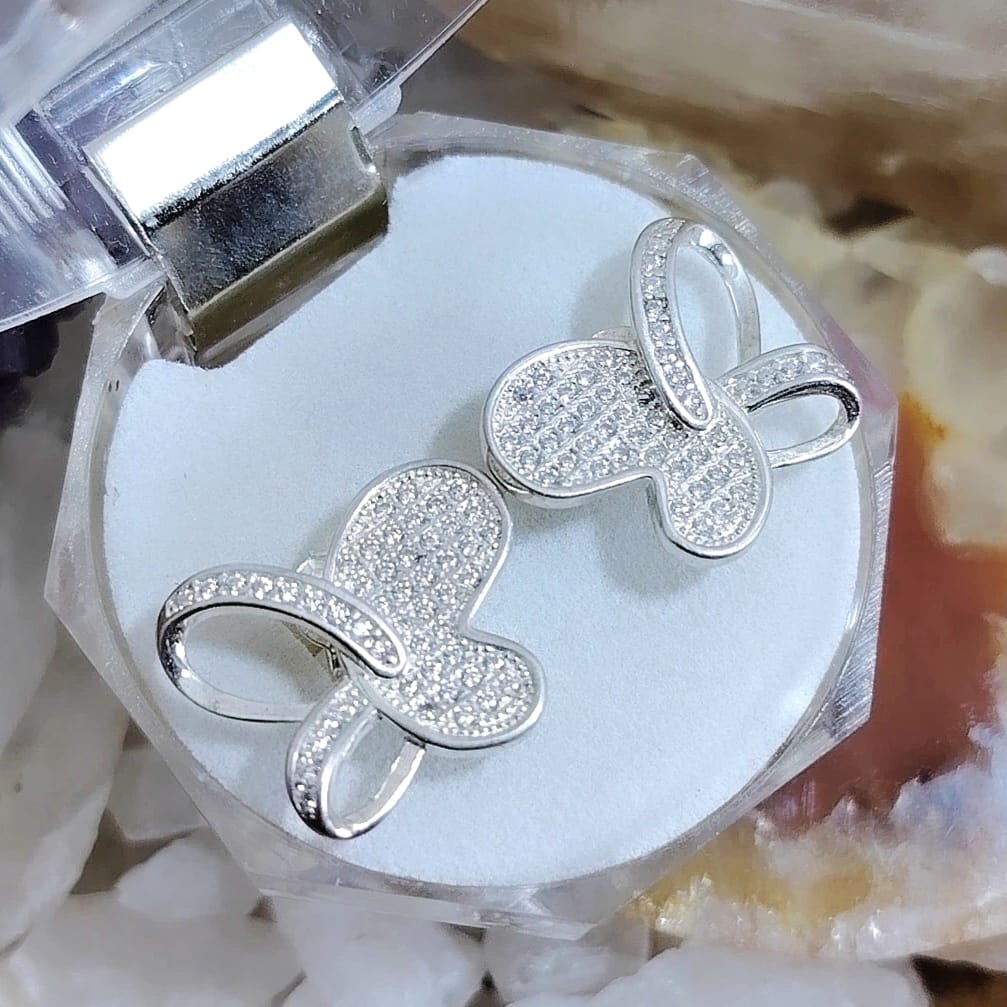 Aros pegados Mariposa con micro circones traslúcidos grandes.