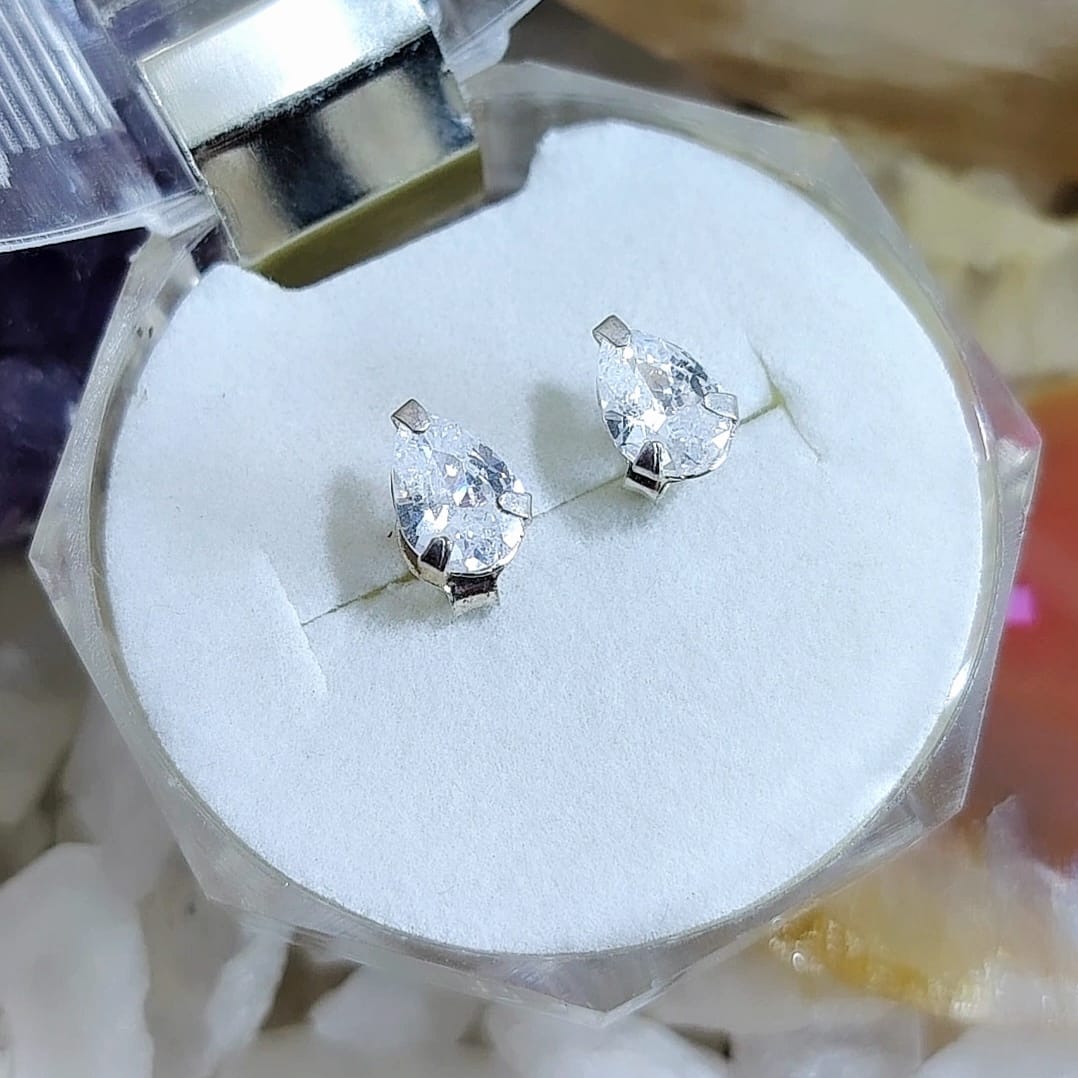 Aros pegados Gotas con circón traslúcido.