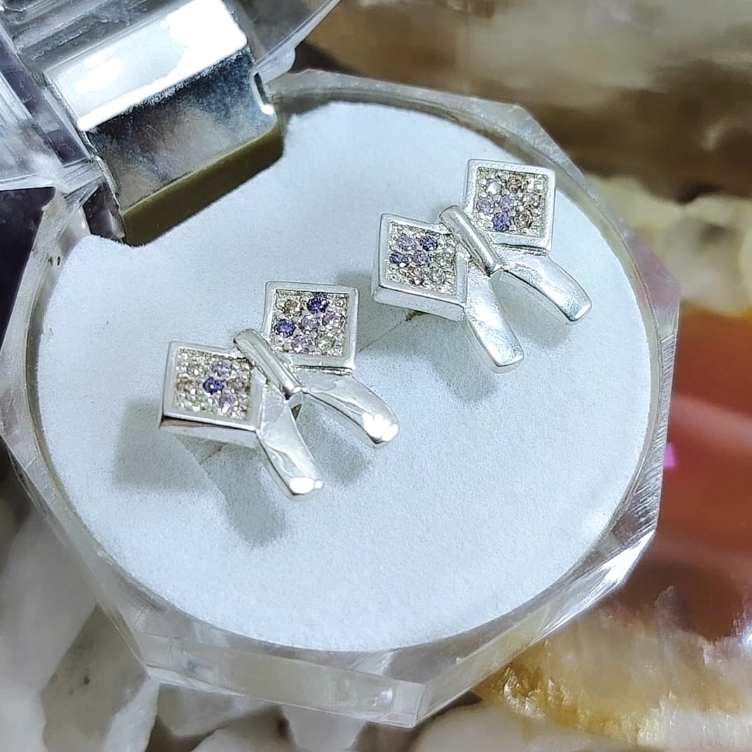 Aros pegados Moños incrustados con micro circones de colores.