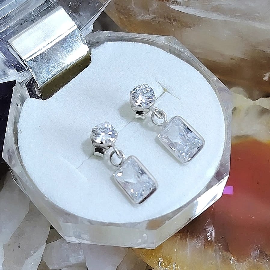 Aros pegados semi largos con cristales traslúcidos.