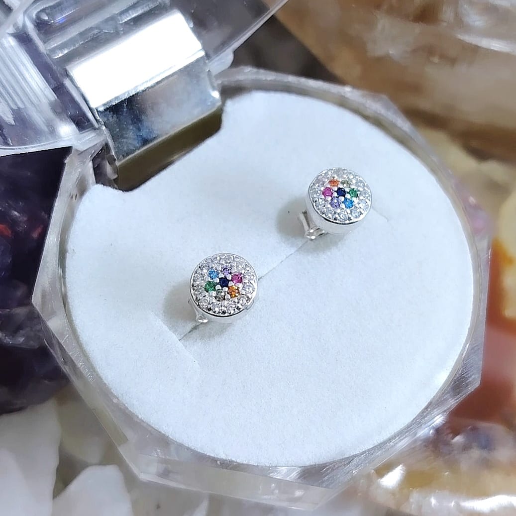 Aros pegados redondos con micro circones multicolor.
