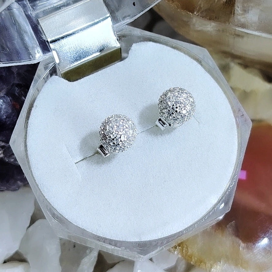 Aros pegados Esferas de plata texturizadas.