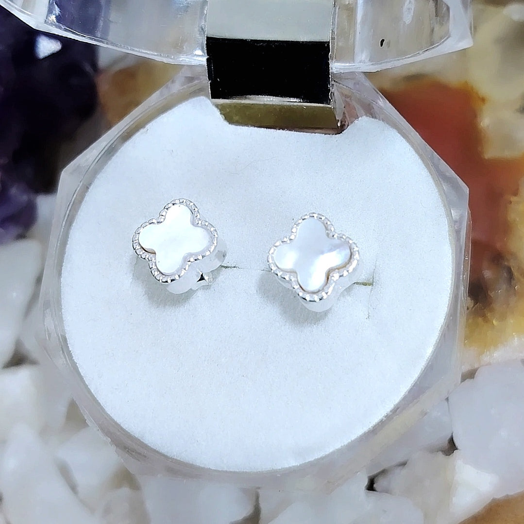 Aros pegados Trébol diseño Van Cleef Nácar.