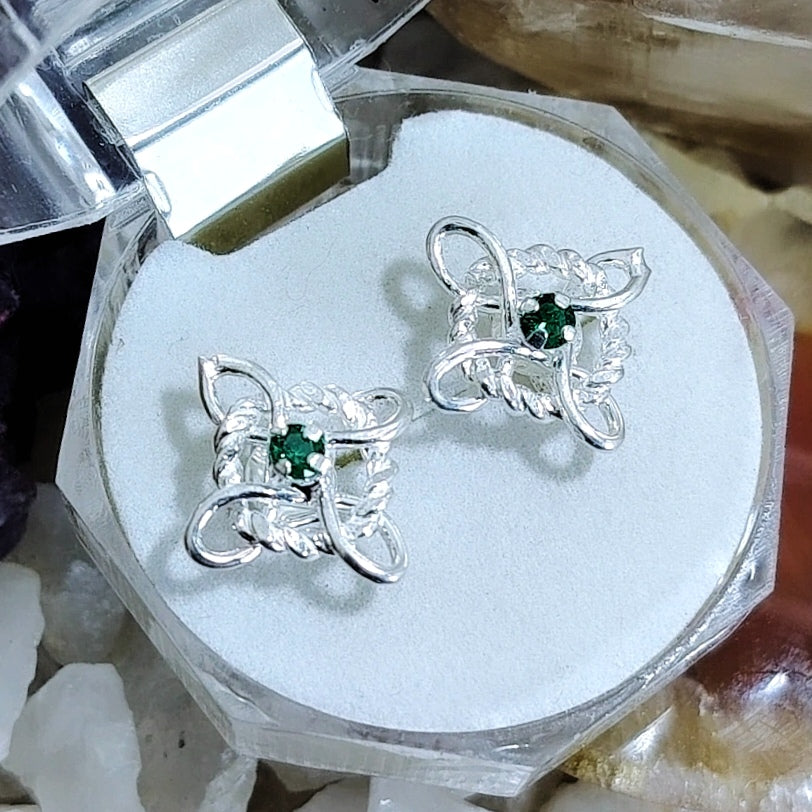 Aros pegados Nudo de Bruja con cristal verde.