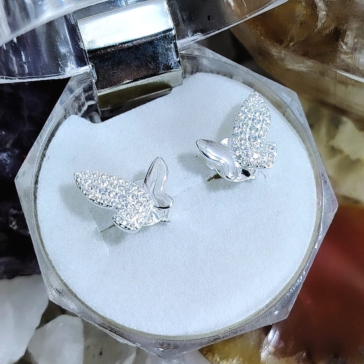 Aros pegados Mariposas alas asimétricas con incrustaciones.
