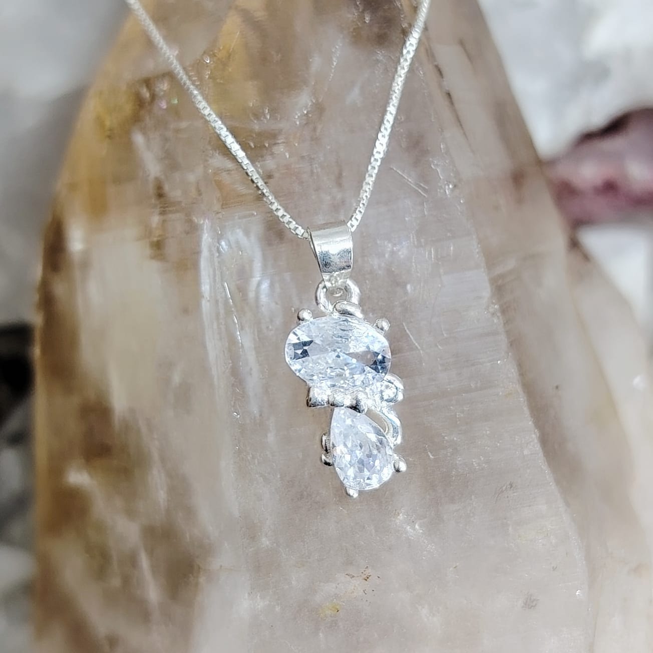 Collar con dije Gatito cristales traslucidos.