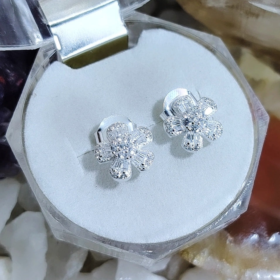 Aros pegados Flores con incrustaciones traslúcidas.