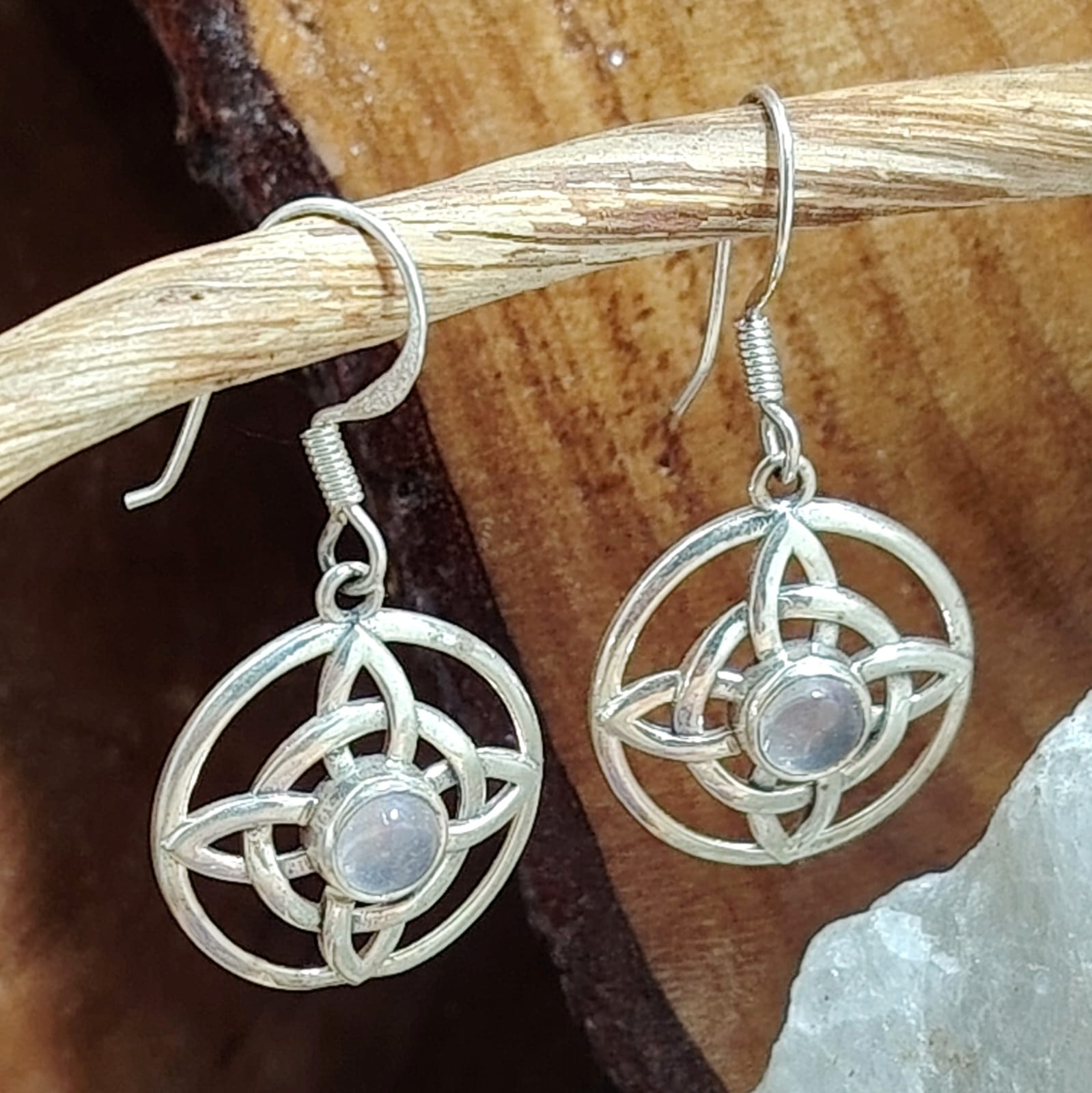 Aros largos nudo de bruja piedra natural