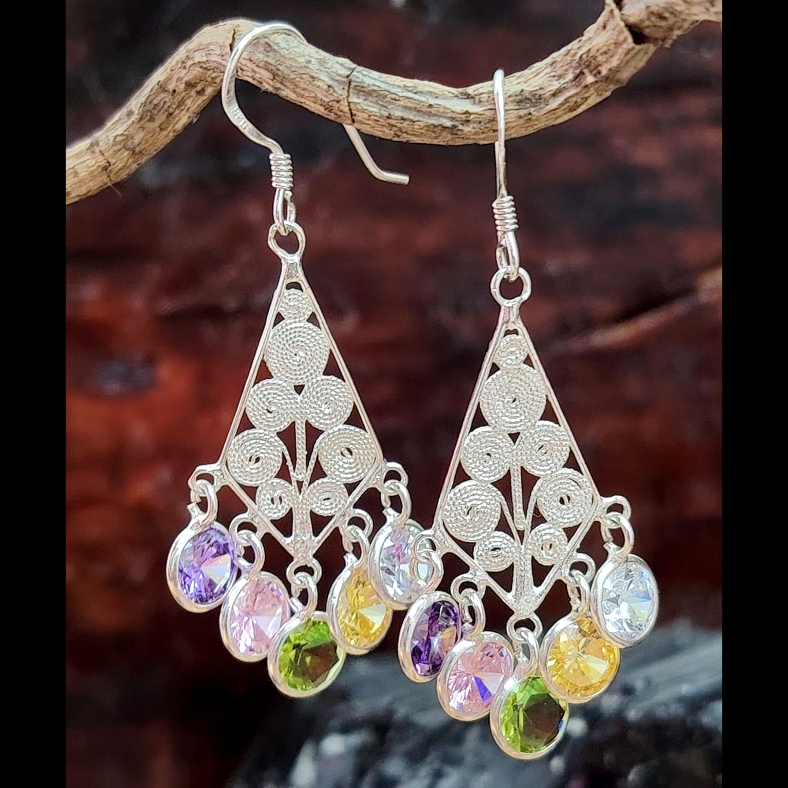 Aros largos con relieve y terminación en cristales de colores