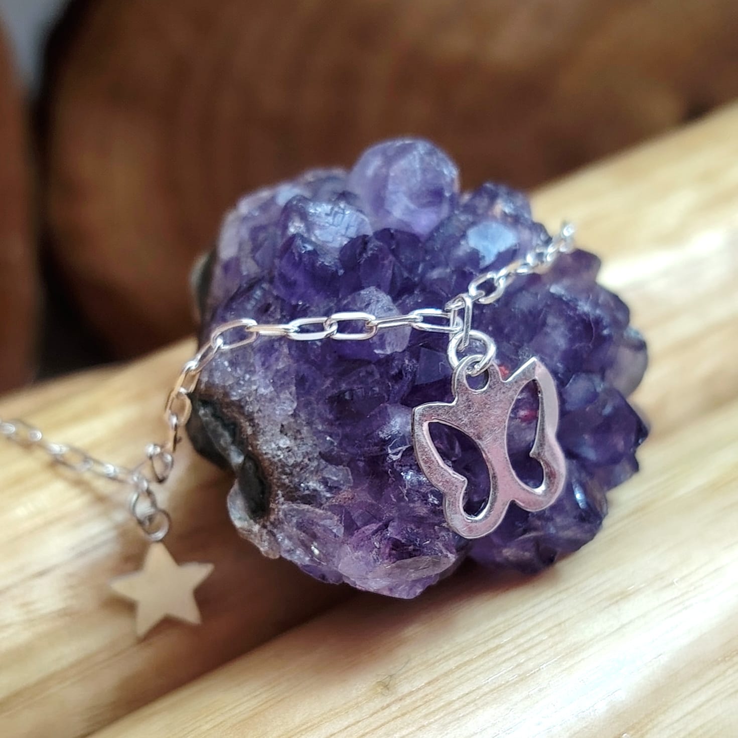 Pulsera con chiches de mariposa y estrellas