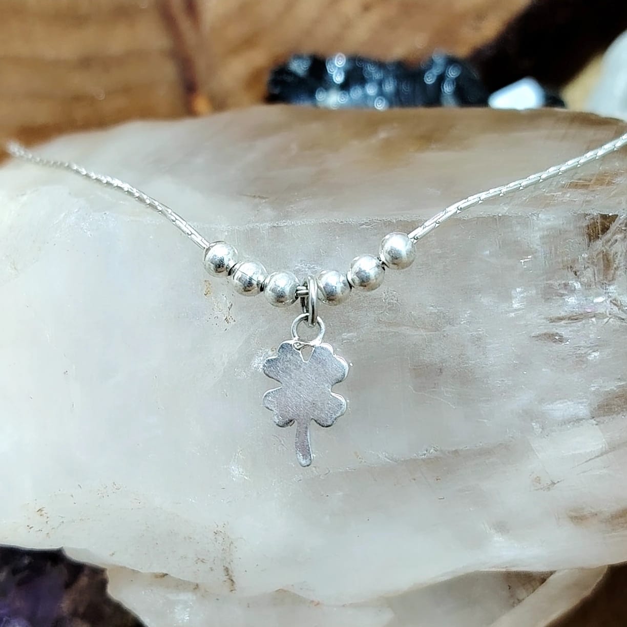 Collar con Esferas y Trébol de la buena  48 cm
