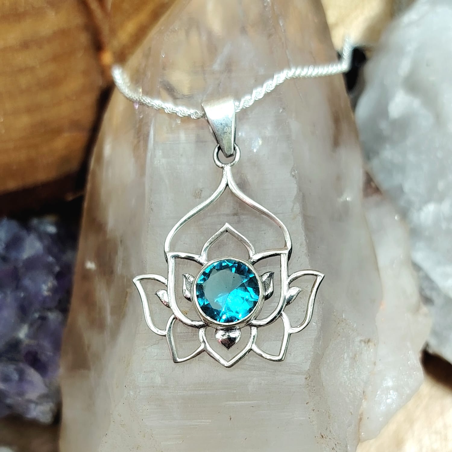 Collar flor de loto con circón celeste