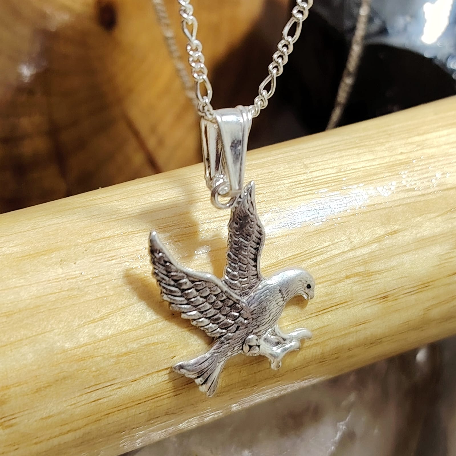 Collar con dije de halcón