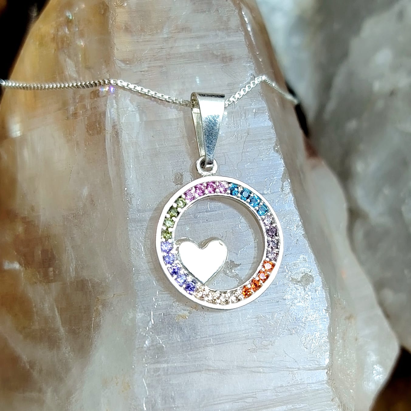 Collar diseño corazón dentro de circunferencia con microcircones