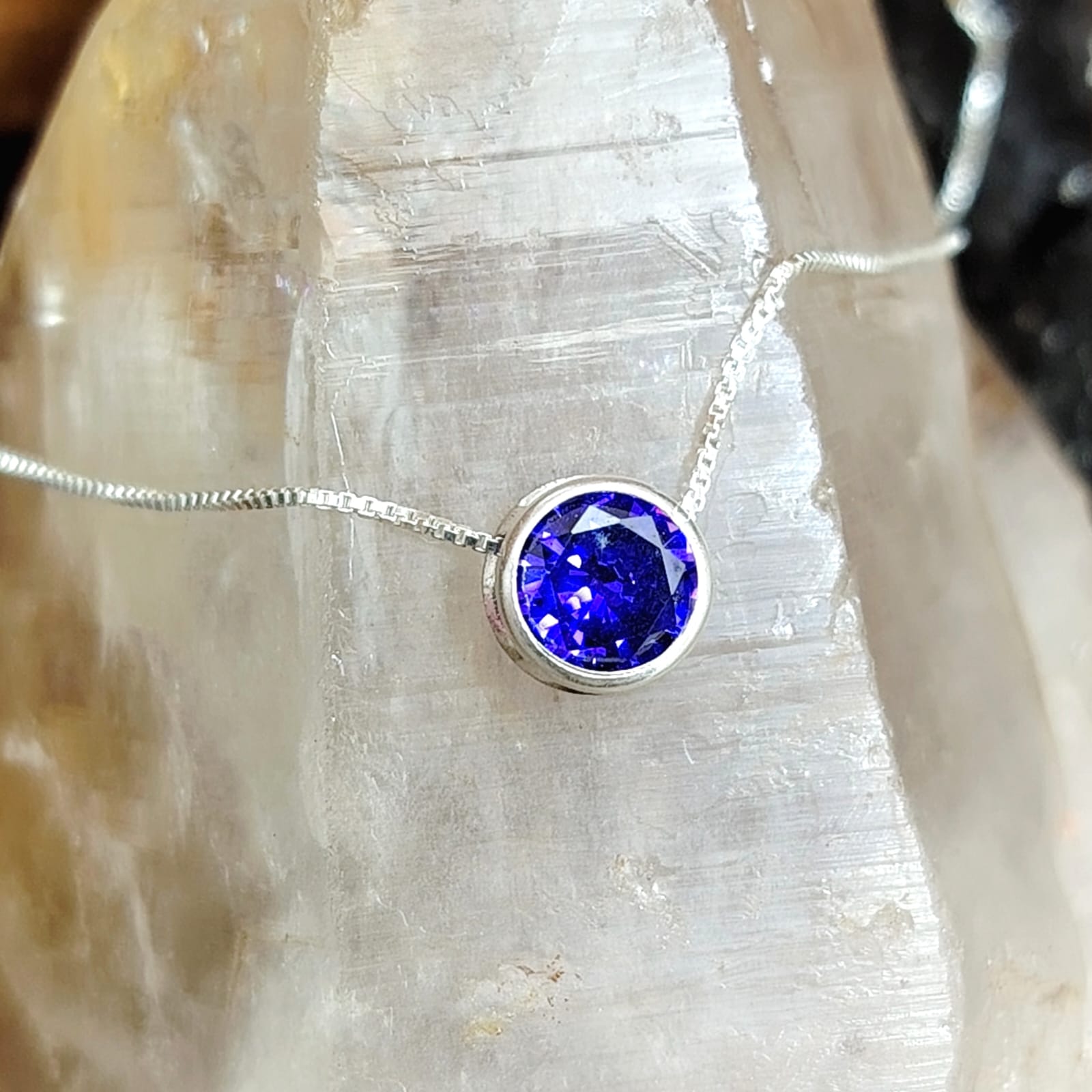 Collar punto de luz cristal morado 8 mm