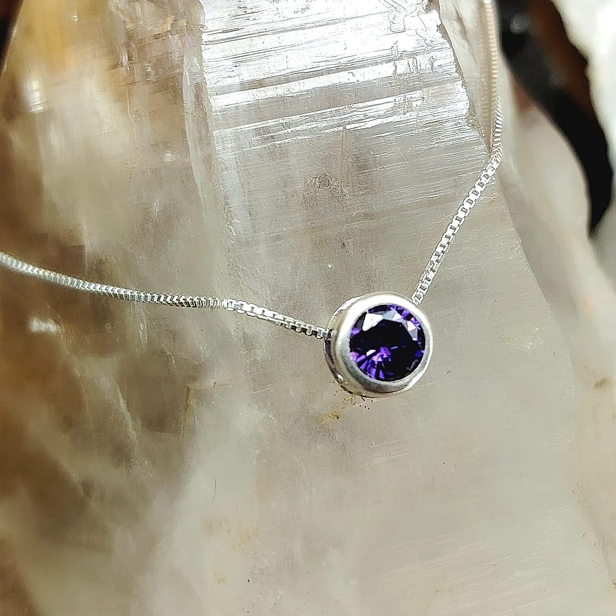 Collar punto de luz cristal morado intenso 6 mm
