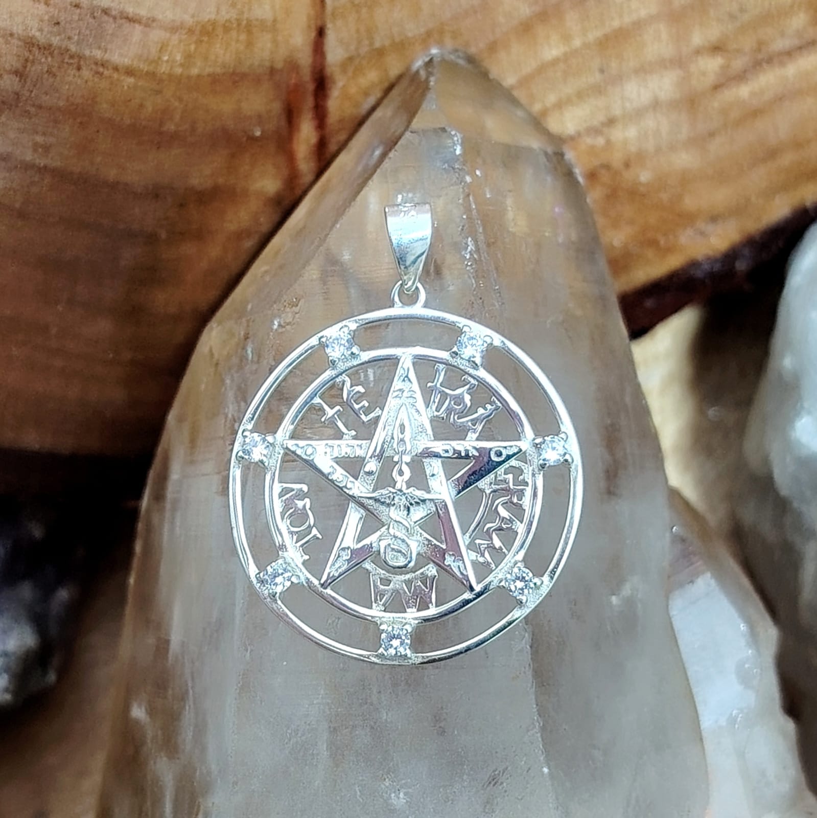 Dije tetragramaton con incrustaciones de circones