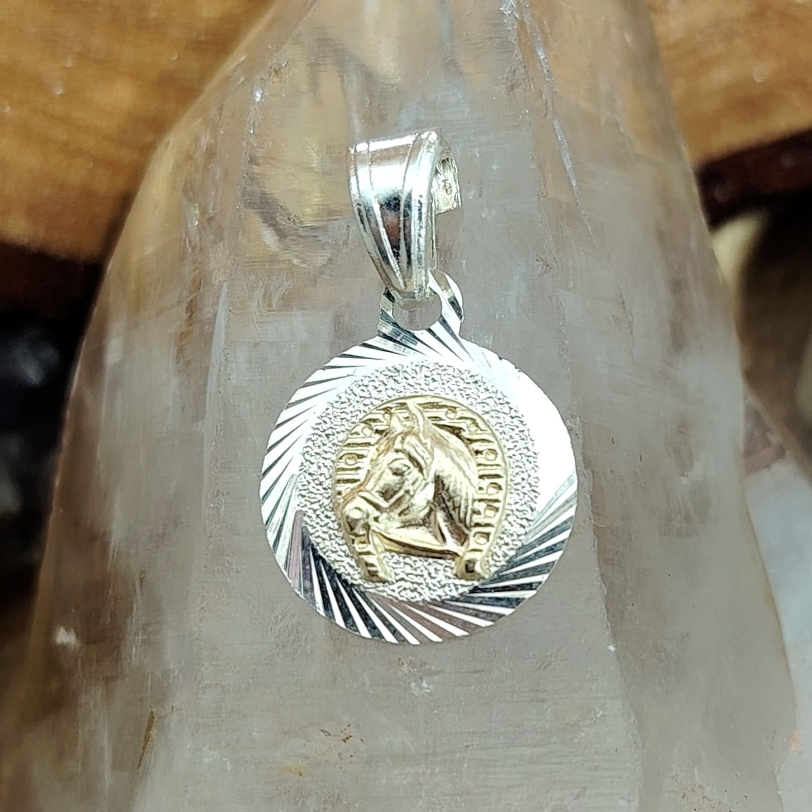 Dije figura caballo laminado con oro