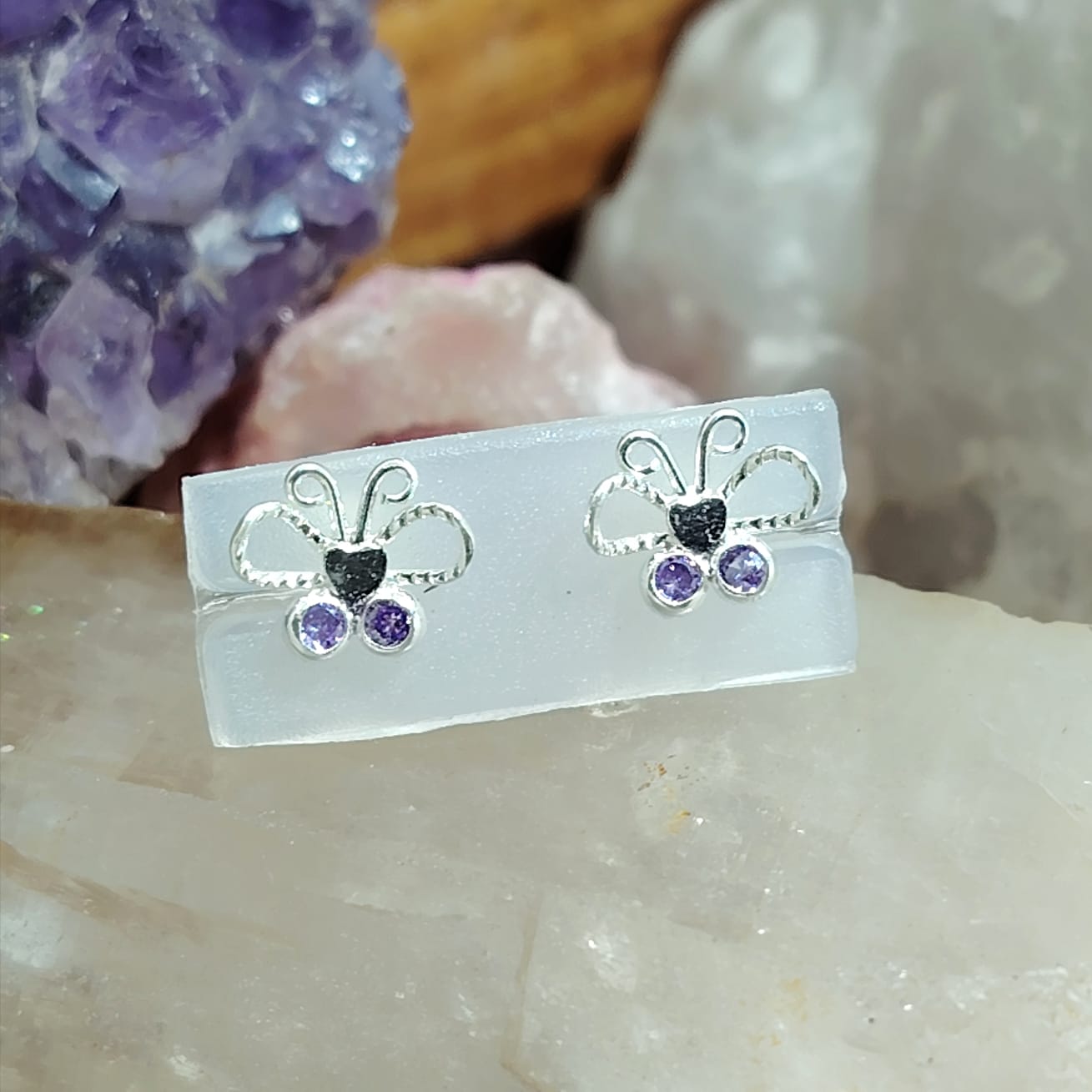 Aros atornillados mariposa con cristales morado claro