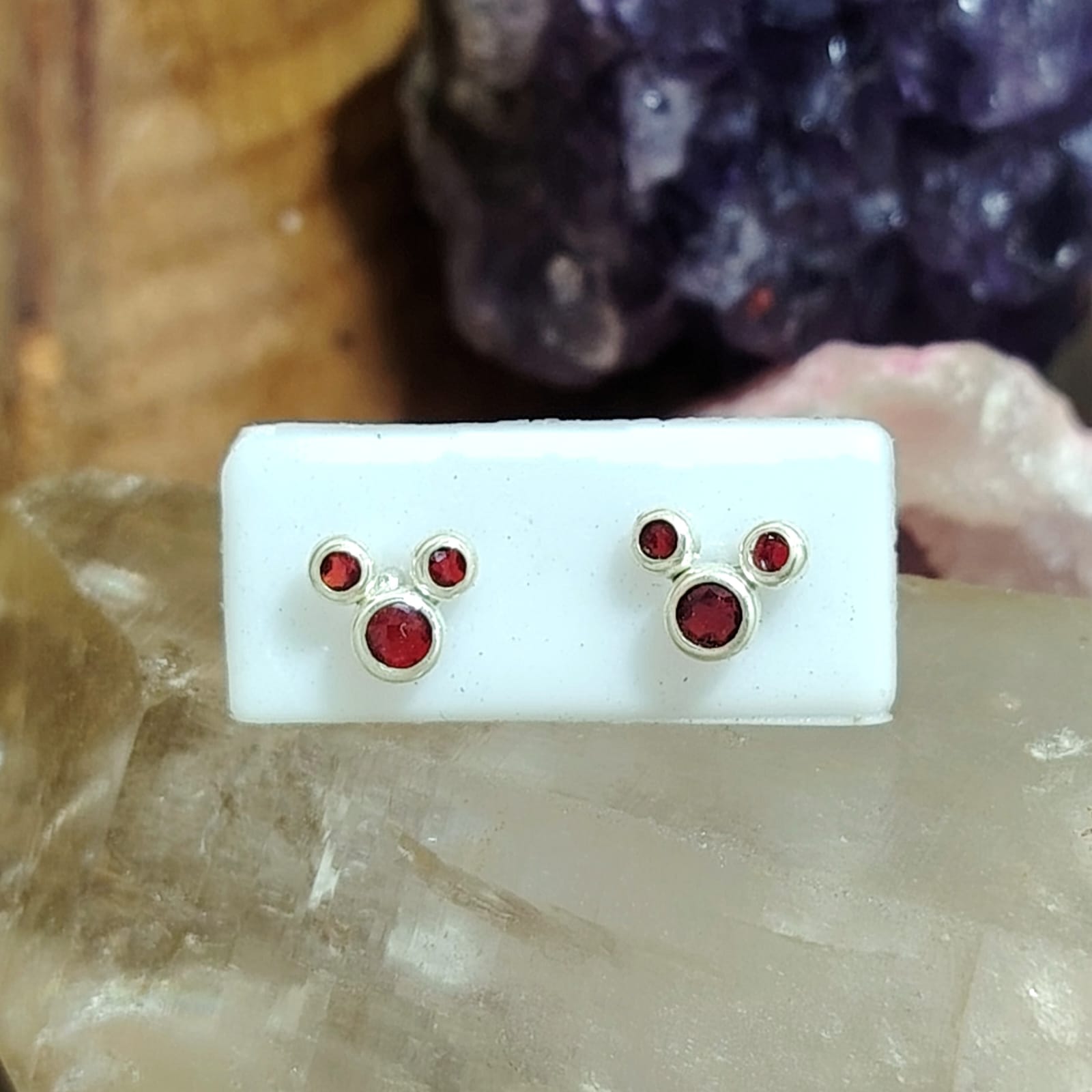 Aros atornillados diseño mickey mouse cristal rojo