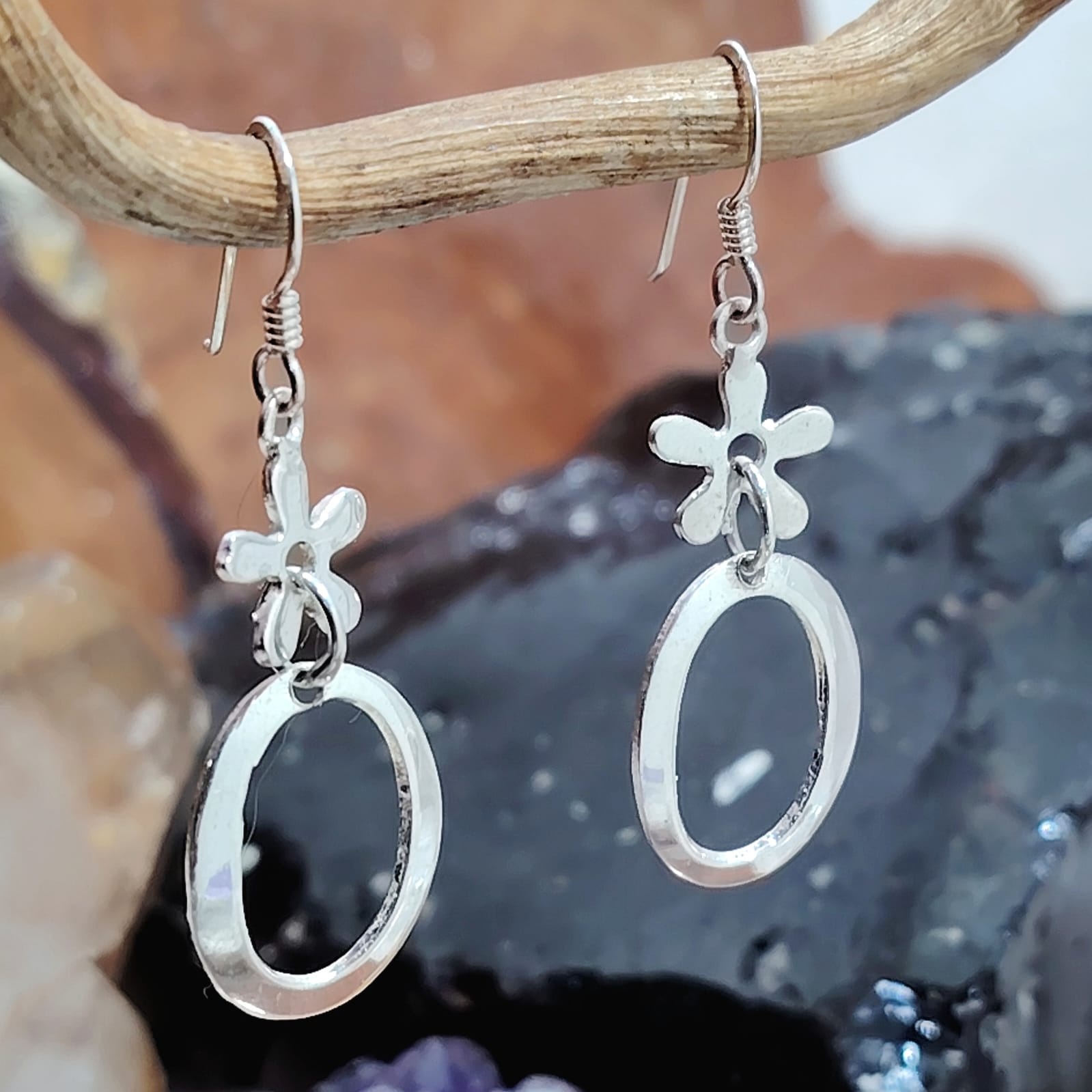 Aros largos flor, más extensión ovalada plata lisa