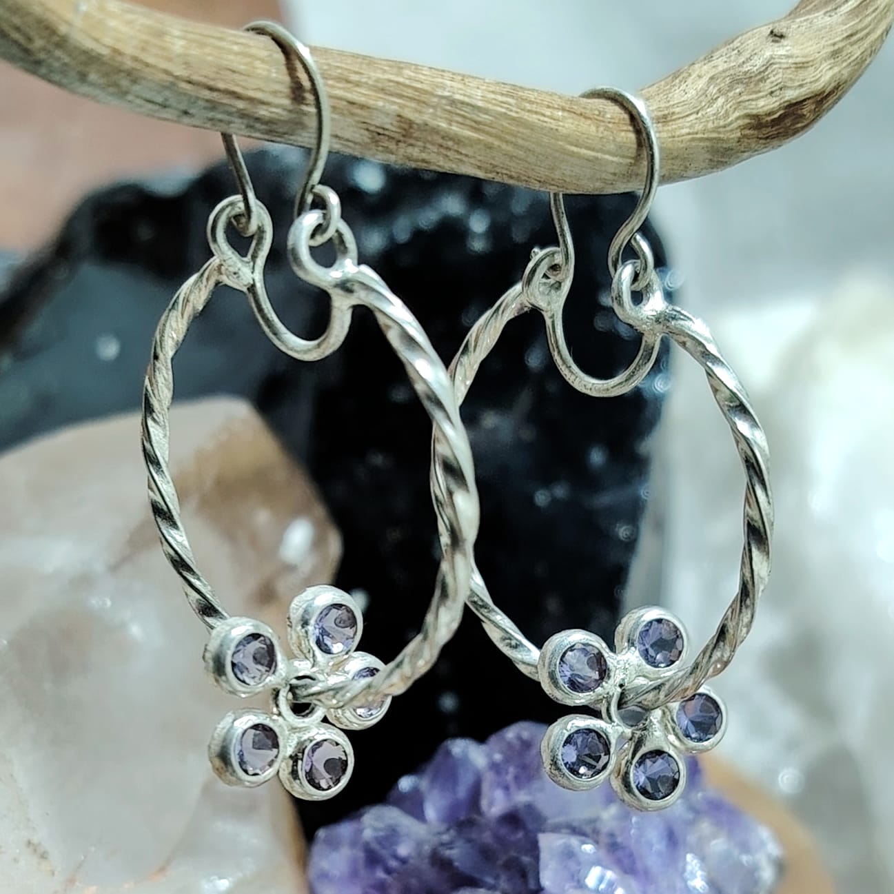 Argollas Enroscadas con chiche Flor con cristal morado