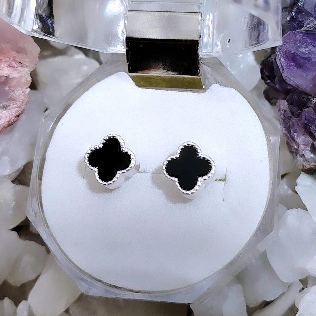 Aros pegados Trébol diseño Van Cleef esmaltado negro.