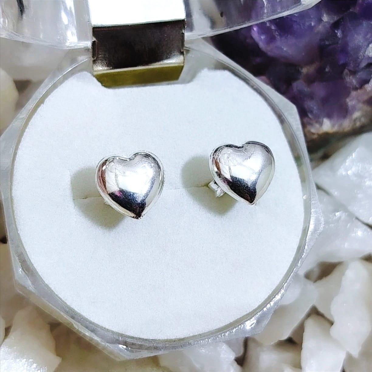 Aros pegados corazones plateados.