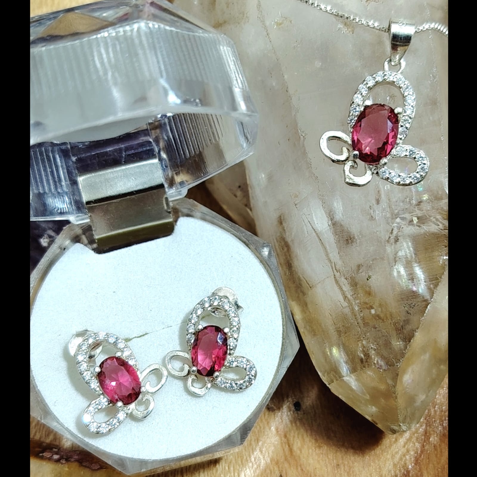 Conjunto mariposa con circón magenta e incrustaciones