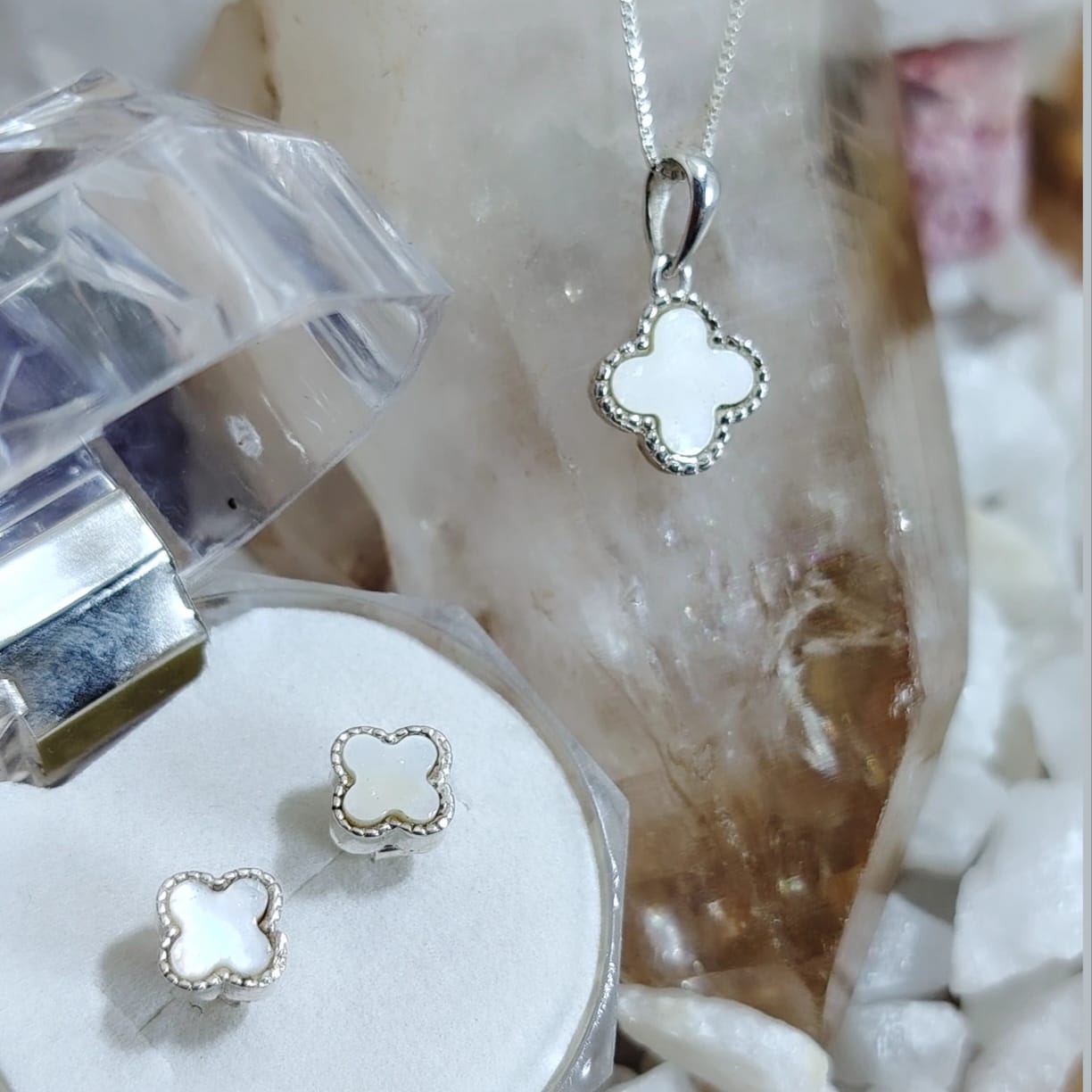 Conjunto Trébol diseño Van Cleef de Nácar.