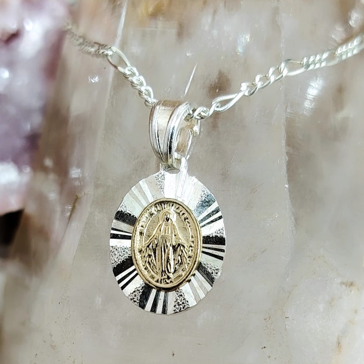 Collar con Dije Virgen María laminado con oro cadena Cartier 50 cm