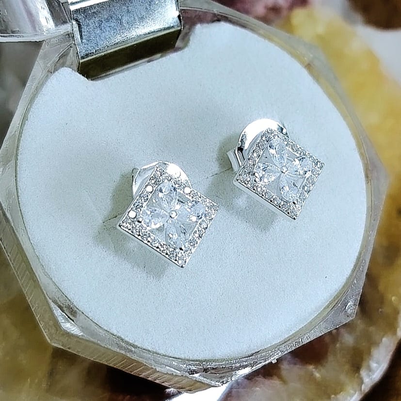 Aros pegados Rombo floral con incrustaciones de cristales.