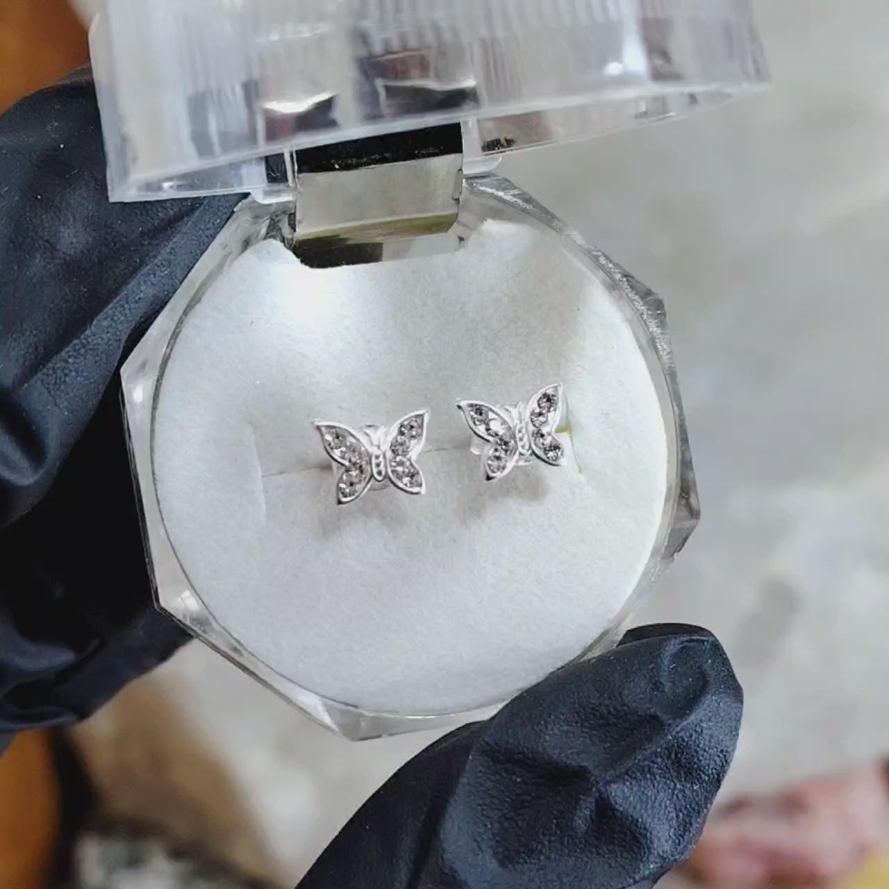 Aros pegados mariposas incrustados con microcircones traslúcidos