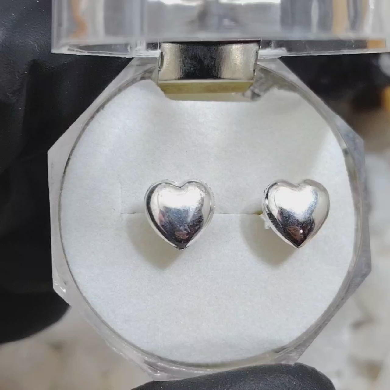 Aros pegados corazones plateados.