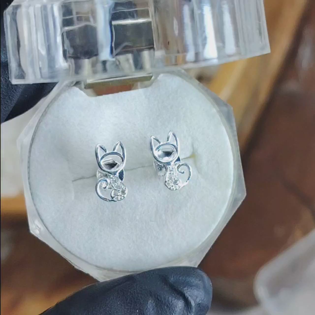 Aros pegados Gatitos con incrustaciones traslúcidas.