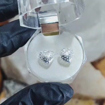 Aros pegados Corazón con calados de corazones.