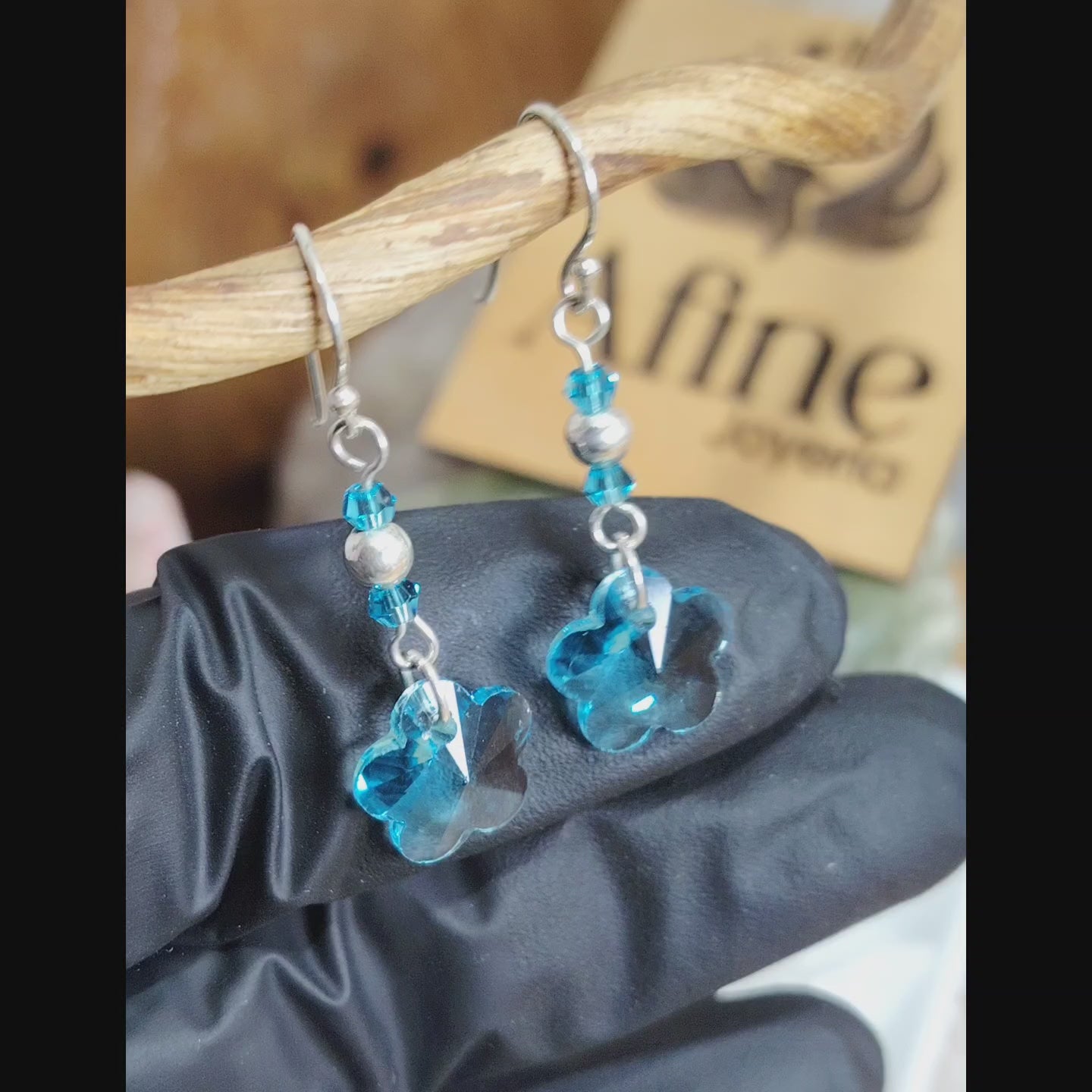 Aros largos de plata flor de cristal celeste traslúcido